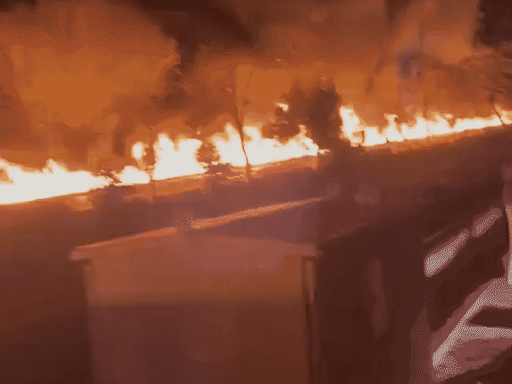 ईरान की राजधानी तेहरान में शनिवार को तेल भंडार ठिकानों पर इजराइली हमलों के बाद फैला तेल शहर की नालियों में पहुंच गया है। इससे सड़कों के किनारे आग की नदी जैसे हालात बन गए।