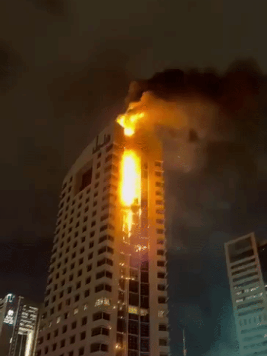 कुवैत की राजधाकी कुवैत सिटी में शनिवार रात ईरानी ड्रोन अटैक के बाद एक बिल्डिंग में आग लग गई।