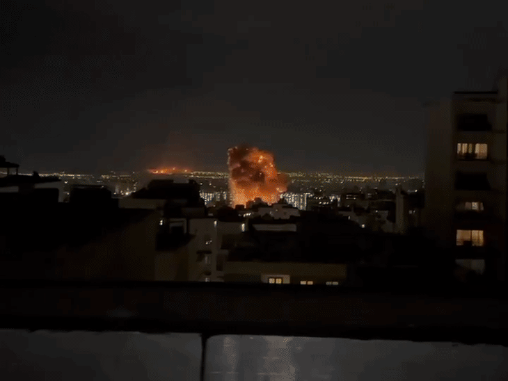 ईरान की राजधानी तेहरान में शनिवार रात इजराइली हमले का फुटेज।