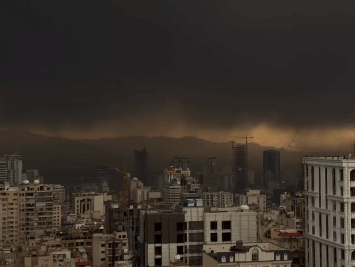 तेहरान में काली बारिश हुई। यहां पानी काला दिखाई दे रहा था और उसमें तेल मिला हुआ था।