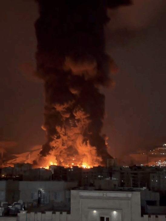 इजराइल के ईरान की राजधानी तेहरान में तेल भंडार पर हमले के बाद भीषण आग लगी, जिसके बाद धुएं का गुबार कई फीट ऊंचाई तक फैल गया।