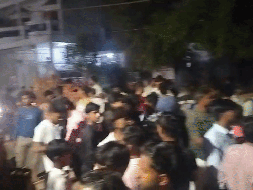 परिजनों ने पुलिस के खिलाफ नारेबाजी करते हुए करीब 3 घंटे सड़क जाम किया।