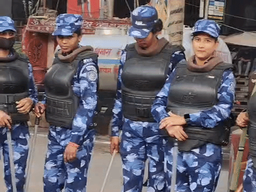 जुलूस की सुरक्षा-व्यवस्था के मद्देनजर RAF की महिला टुकड़ी भी तैनात है।