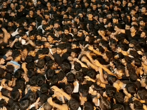 जुलूस में करीब 25 हजार लोग शामिल हो रहे हैं।