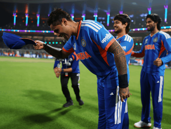 वेस्टइंडीज के खिलाफ जीत के बाद कप्तान सूर्या ने संजू सैमसन का अनोखे तरीके से सम्मान किया। उन्होंने अपनी टोपी उतारी और सिर झुकाकर संजू की शानदार पारी को सराहा।