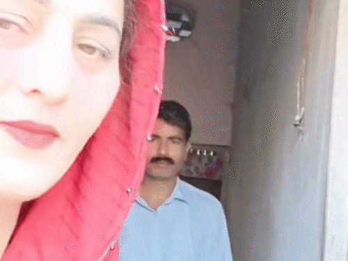 पाकिस्तान में नासिर हुसैन के साथ रील बनाती सरबजीत कौर। - फाइल फोटो