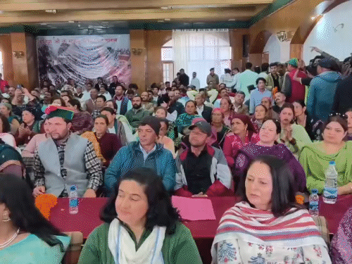 कांग्रेस मुख्यालय में अनुराग के अभिनंदन को जुटे कांग्रेस नेता। - Dainik Bhaskar