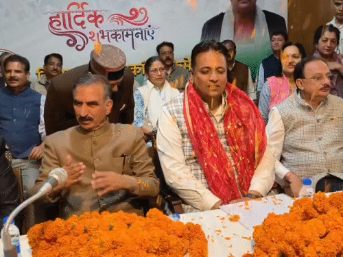 नवनिर्वाचित सांसद अनुराग शर्मा के अभिनंदन के दौरान मंच पर बैठे सीएम सुक्खू व अन्य।