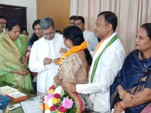 राज्यसभा में एक सीट पर जीत के बाद कांग्रेस नेताओं ने एक दूसरे को मिठाई खिलाई।