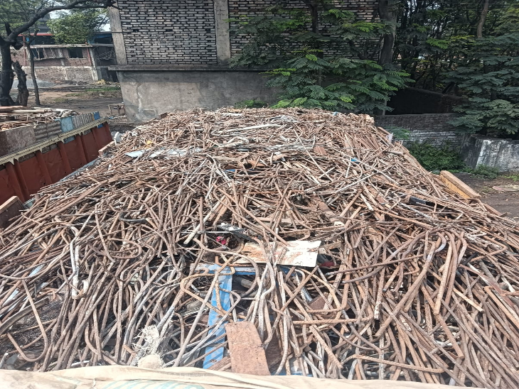 पुलिस की ओर से जब्त किए गए एक ट्रक में छड़ मिले।