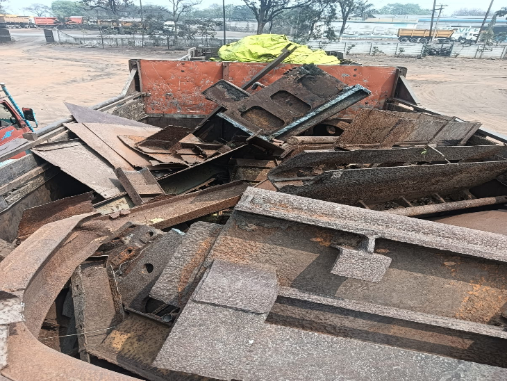 वाहनों में लोहे के मशीनरी पार्ट्स भी मिले।