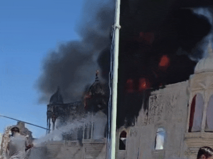 आग लगने की वजह से स्टेज सहित लाखों रुपए का सामान जल गया।