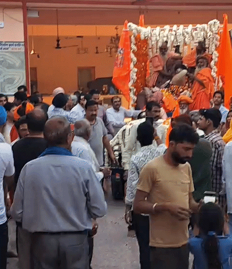 महाराज की अंतिम दर्शन यात्रा मंदिर से निकाली गई, उनके दर्शन के लिए भक्त पहुंच रहे हैं।