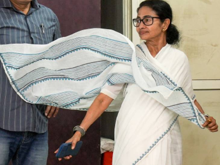 धरने के चौथे दिन ममता बनर्जी मंच पर पहुंचीं।