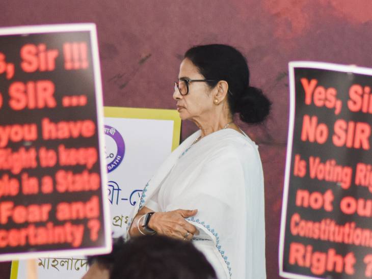 ममता ने आरोप लगाया कि भाजपा उनके धरनास्थल पर PM की रैली के पर्चे बांट रही है।