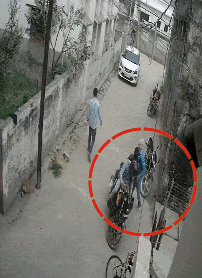 तीनों बदमाश एक बाइक पर आए थे।