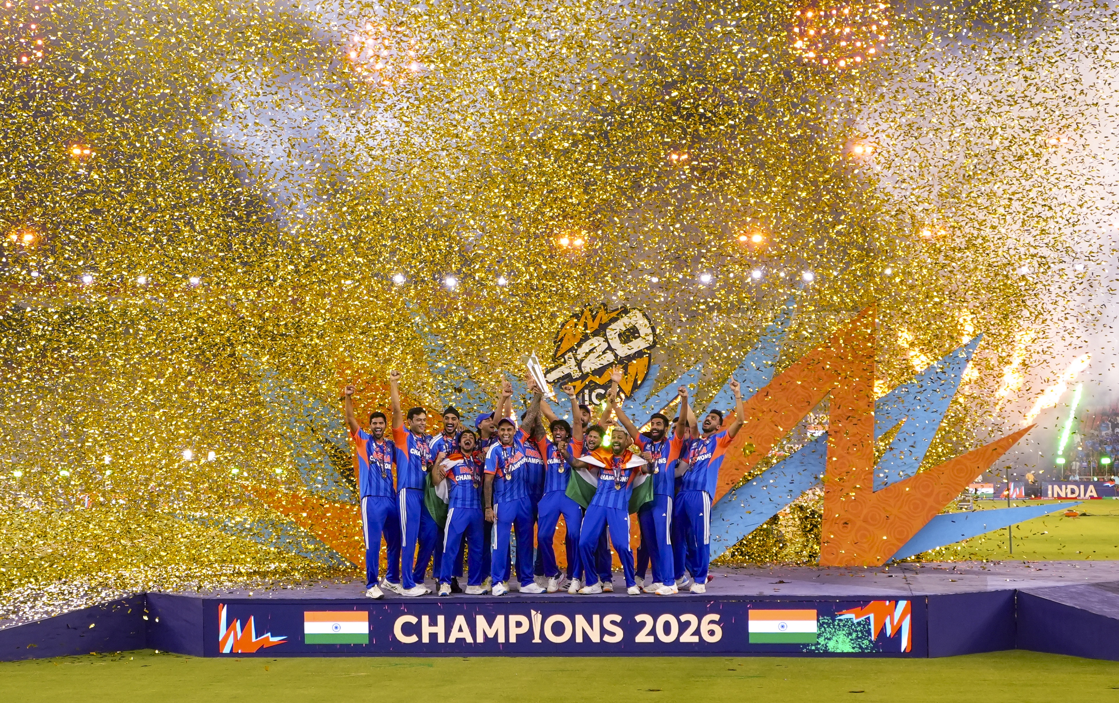 वर्ल्ड कप जीतने के बाद ट्रॉफी के साथ सेलिब्रेट करती टीम इंडिया।