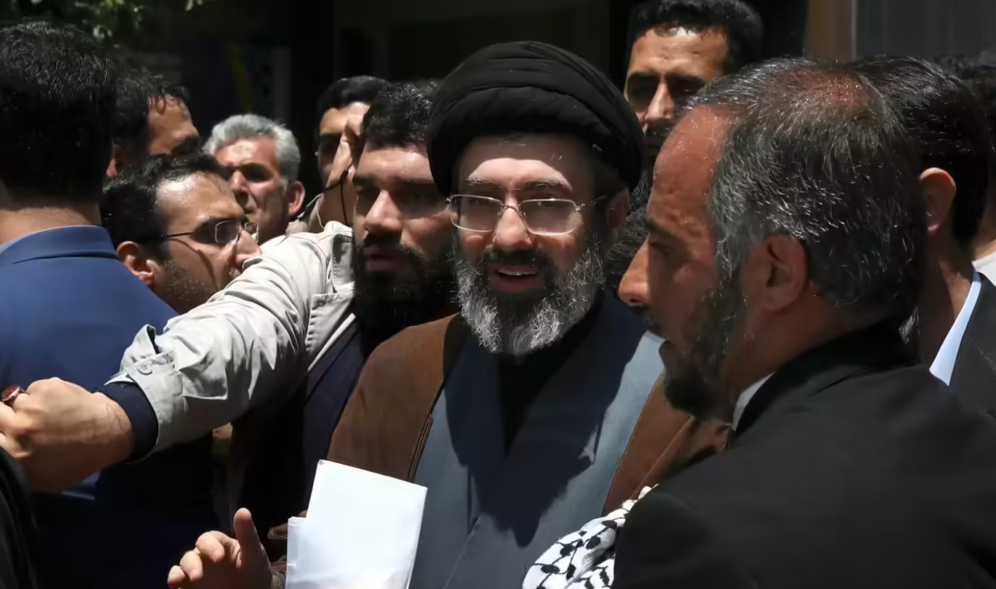 मुजतबा खामेनेई ईरान के सुप्रीम अयातुल्ला होंगे जो धर्मगुरु की एक पदवी होती है।