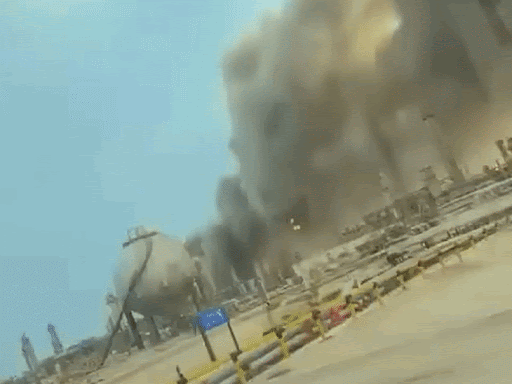 2 मार्च को ईरान ने ड्रोन से सरकारी तेल कंपनी सऊदी अरामको की तेल रिफाइनरी रास तनूरा पर हमला किया था। यह दुनिया की सबसे बड़ी तेल और गैस कंपनियों में से एक है।