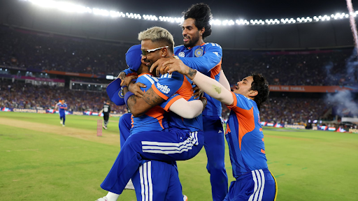 टी-20 वर्ल्ड कप में फाइनल में न्यूजीलैंड को हराने के बाद भारतीय खिलाड़ी जश्न मनाते हुए।