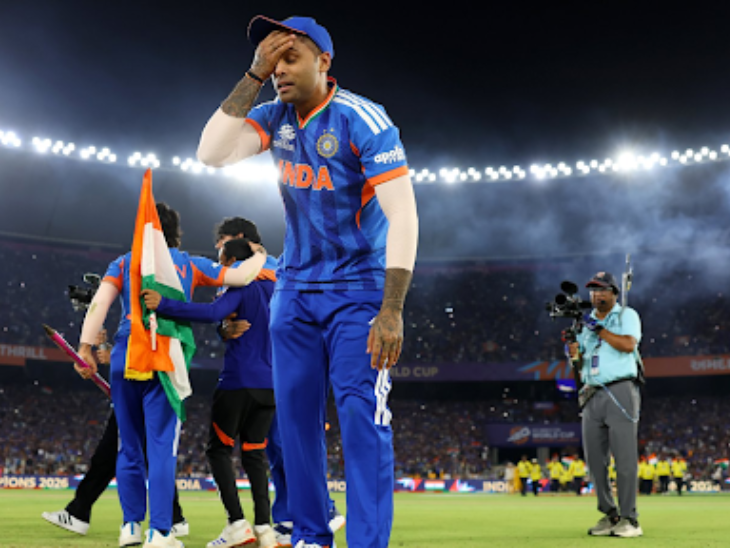 टी-20 वर्ल्ड कप जीतने के बाद कप्तान सूर्यकुमार यादव ने अहमदाबाद की पिच की मिट्टी को अपने माथे पर लगाया। इसके बाद उन्होंने उसी हाथ को चूम लिया।