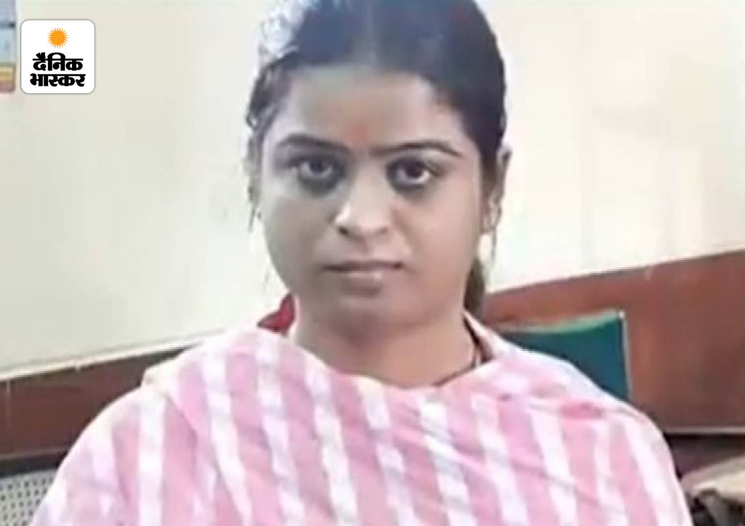 मीनाक्षी को पुलिस ने हिरासत में लेकर सख्ती से पूछताछ की।