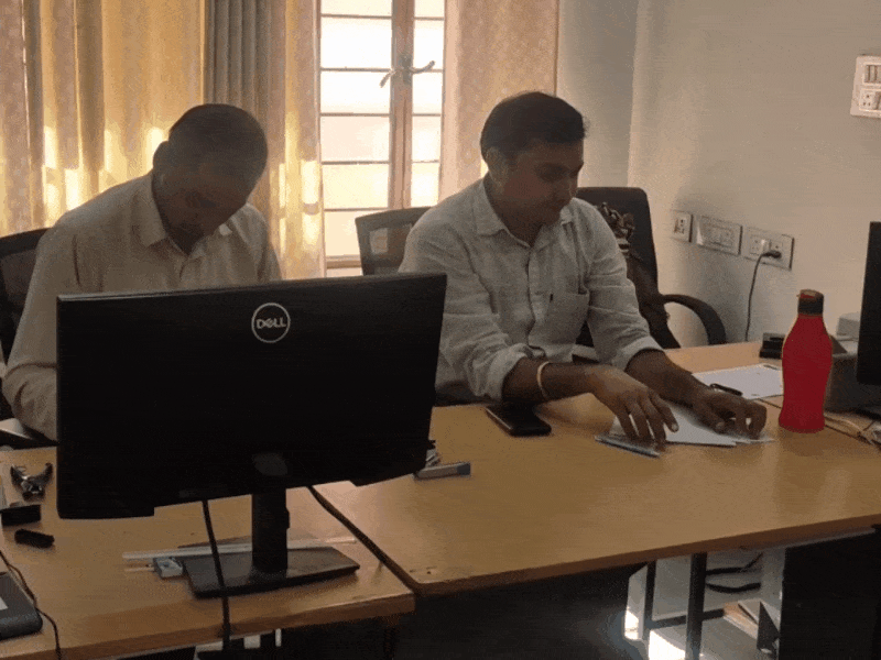 पासपोर्ट सेवा केंद्र पर सूचना के बाद कर्मचारी अलर्ट हो गए।