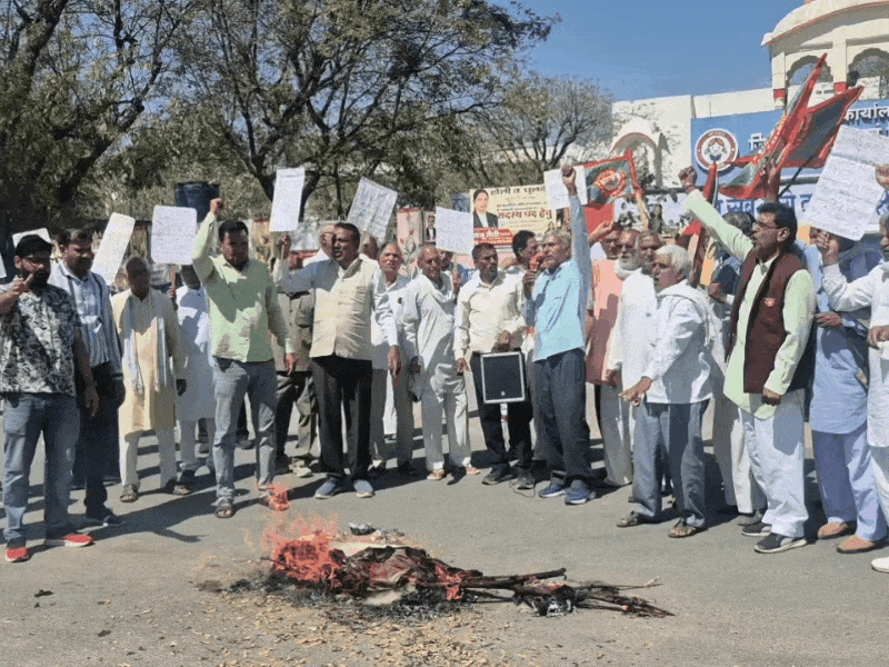 प्रदर्शनकारियों ने अमेरिकी राष्ट्रपति डोनाल्ड ट्रम्प का पुतला दहन किया।