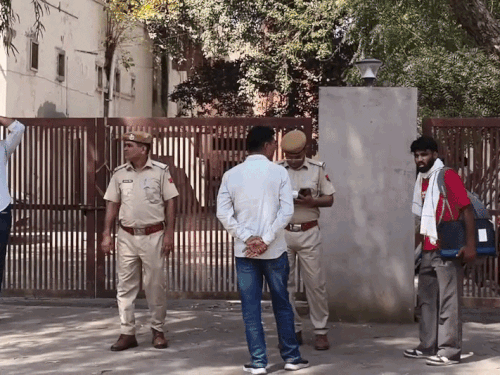 पोस्ट ऑफिस के बाहर तैनात सुरक्षाकर्मी।