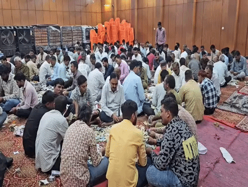 श्रीसांवलियाजी सेठ मंदिर में छठे राउंड की गिनती करते कर्मचारी।