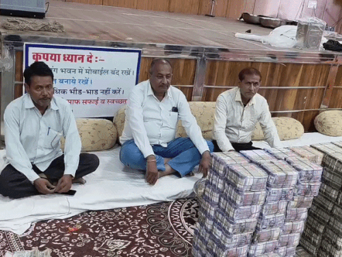 मंदिर के भंडार से निकली दान की राशि।