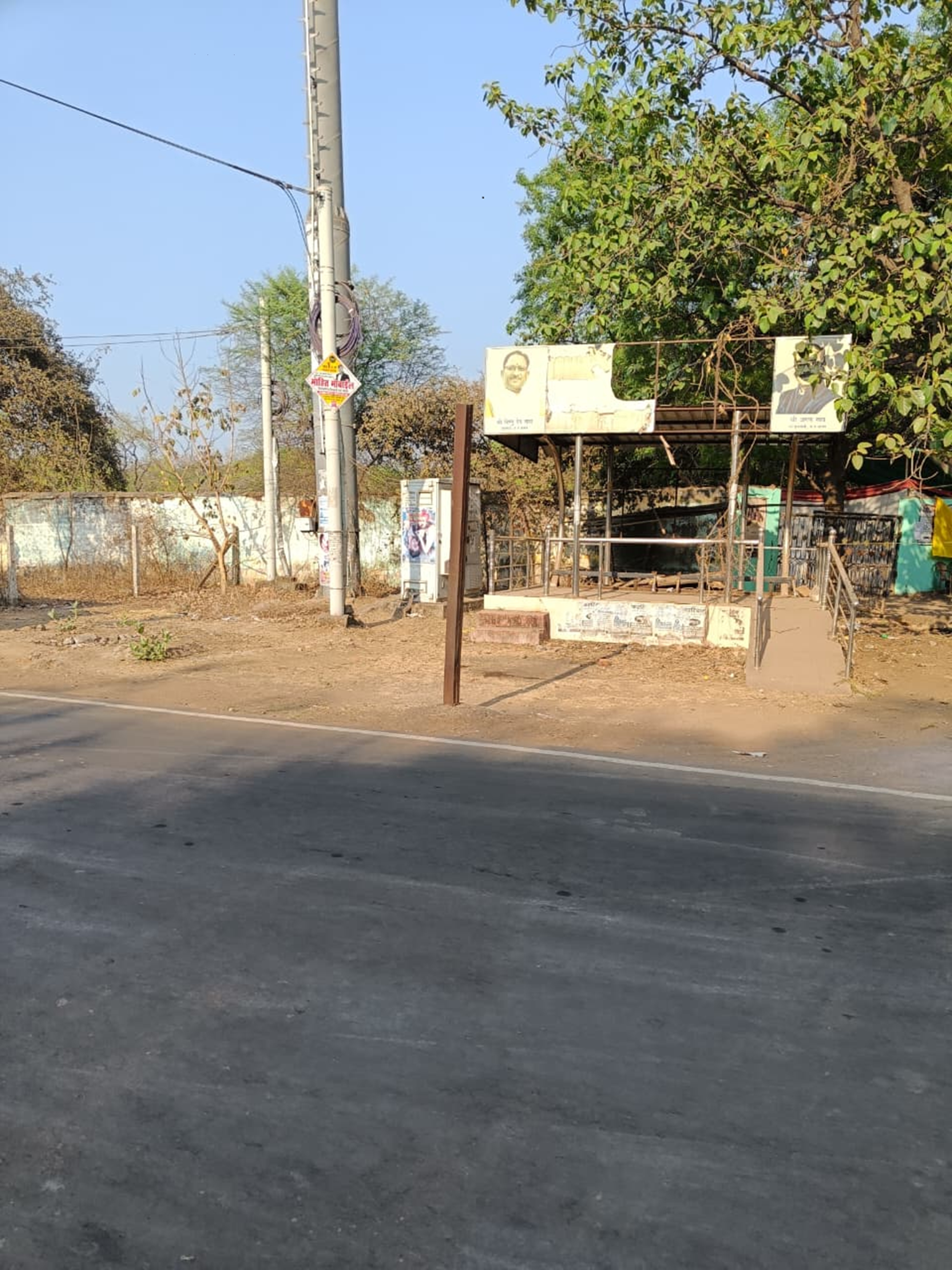 Maitri Bagh Chowk; waiting room dilapidated, even chairs missing