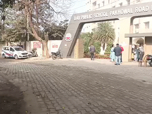 स्कूल को धमकी मिले के बाद तुरंत पुलिस पहुंची।