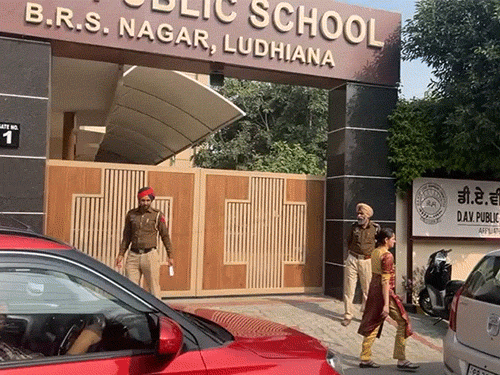 स्कूल के बाद पुलिस तैनात, सर्च ऑपरेशन चलाया।