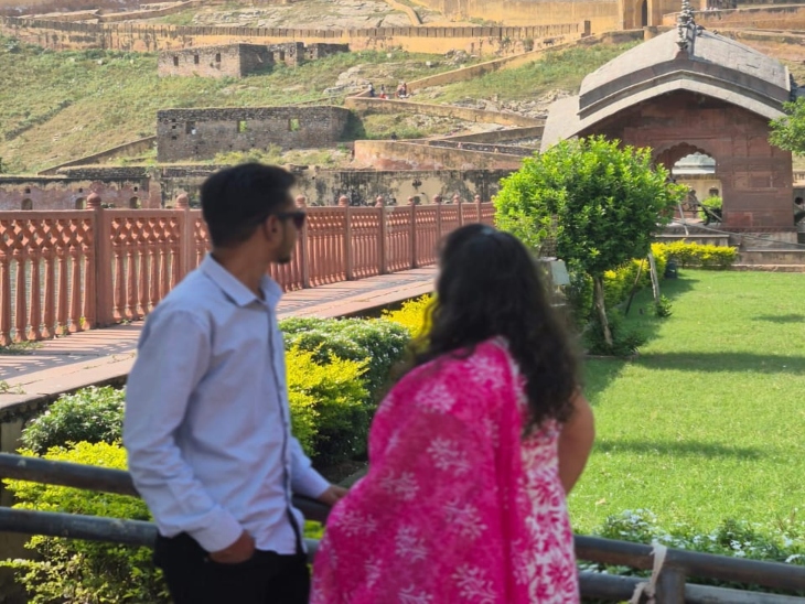 दूल्हा अपनी शादीशुदा प्रेमिका के साथ।