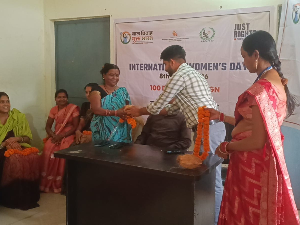 महिलाओं को बाल विवाह के खिलाफ सन्देश दिया