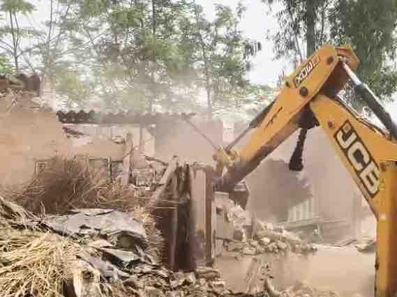 जालंधर में नशा तस्कर के मकान को ध्वस्त करती जेसीबी।