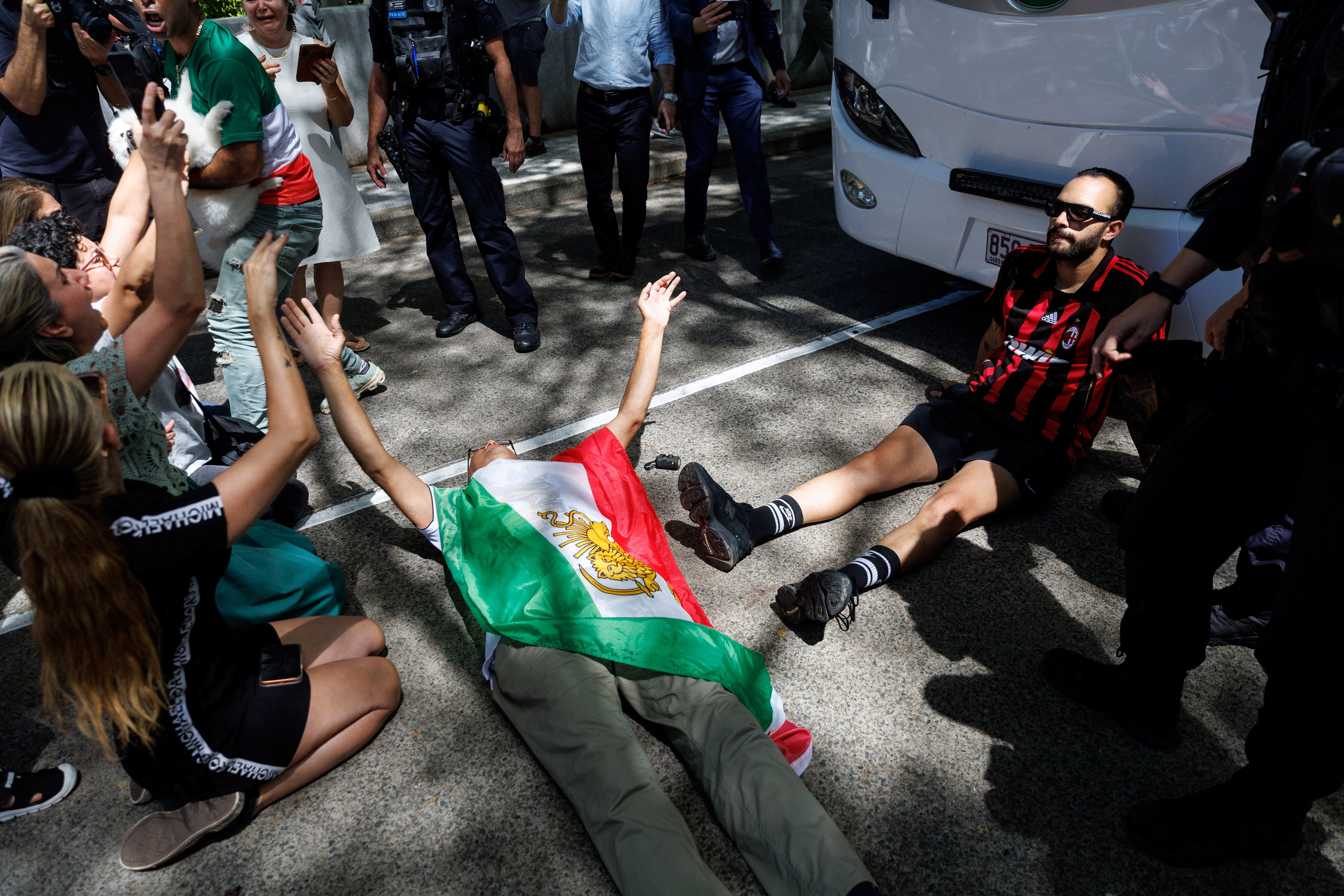 ऑस्ट्रेलिया में रविवार को गोल्ड कोस्ट स्टेडियम के बाहर लोगों ने टीम के समर्थन में “सेव अवर गर्ल्स” के नारे लगाए।