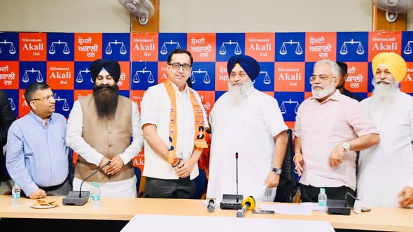 अमित गोसाईं को भाजपा में शामिल कराते हुए सुखबीर बादल व अन्य।