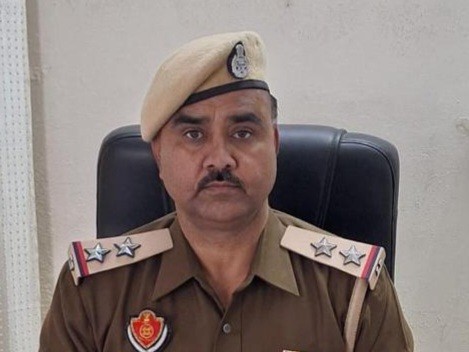 जानकारी देते पुलिस अधिकारी की फोटो।
