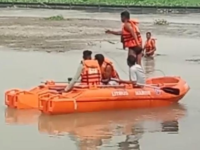 खोजबीन में लगी गोताखोरों की टीम