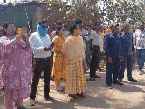 बृजेश ताम्रकार के अवैध दुकान पर प्रशासन की टीम ने बुलडोजर चलाया।