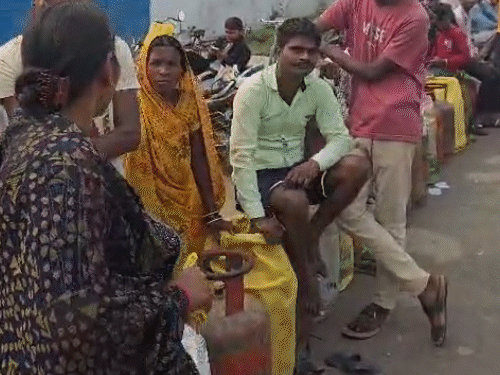 तस्वीर गोरखपुर की है, यहां घरेलू रसोई गैस लेने के लिए गैस एजेंसियों के बाहर एक किलोमीटर लंबी लाइन दिखाई दे रही है।