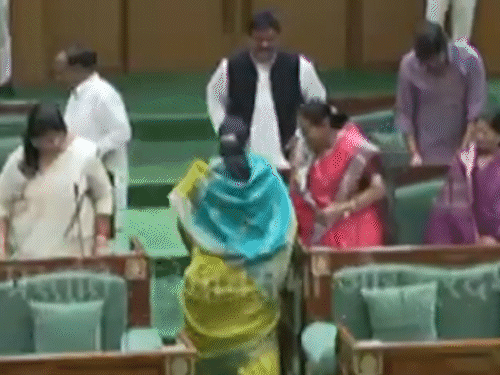 सरकारी जमीन पर अतिक्रमण के मुद्दे पर मंत्री के जवाब से असंतुष्ट कांग्रेस विधायकों ने वॉकआउट कर दिया।