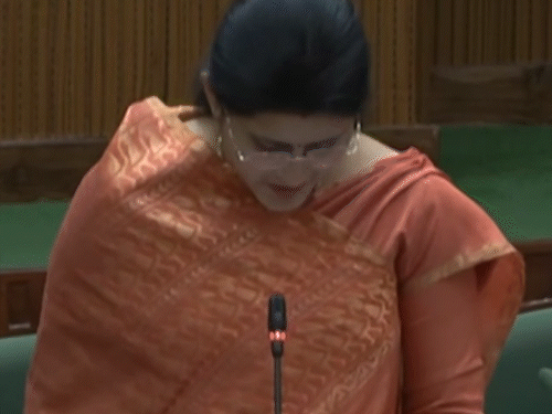 डोंगरगढ़ विधायक हर्षिता स्वामी बघेल ने सहकारी केंद्रीय बैंक भवन निर्माण का मामला उठाया।