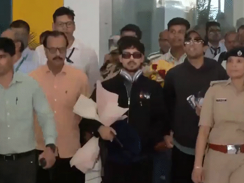 पटना एयरपोर्ट से बाहर निकलते ईशान किशन।