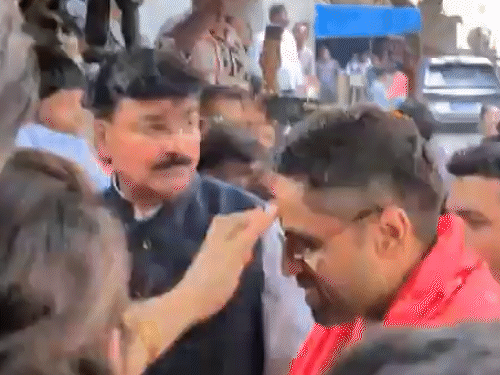 घर पहुंचने पर मां ने सूर्यकुमार यादव का मुंह मीठा कराया। आरती भी उतारी।