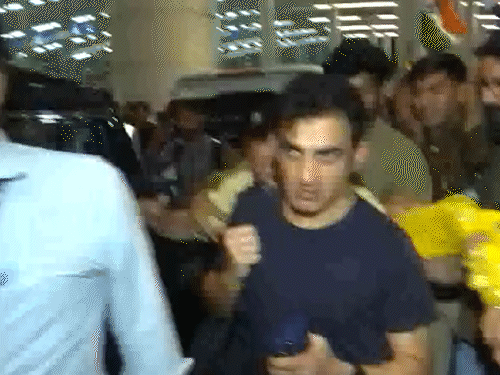 हेड कोच गौतम गंभीर इंडिया को ट्रॉफी जिताने के बाद दिल्ली एयरपोर्ट पहुंचे।