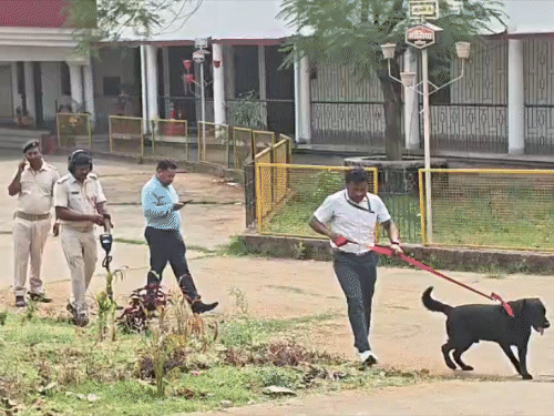 सोमवार को बोकारो जिला व्यवहार न्यायालय को साइनाइड बम से उड़ाने की धमकी मिलने के बाद पूरे परिसर की करीब 4 घंटे तक सघन जांच की।