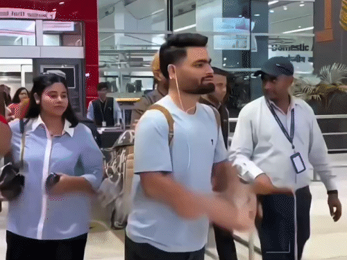 रिंकू सिंह अपनी मंगेतर प्रिया सरोज के साथ घर लौटे।